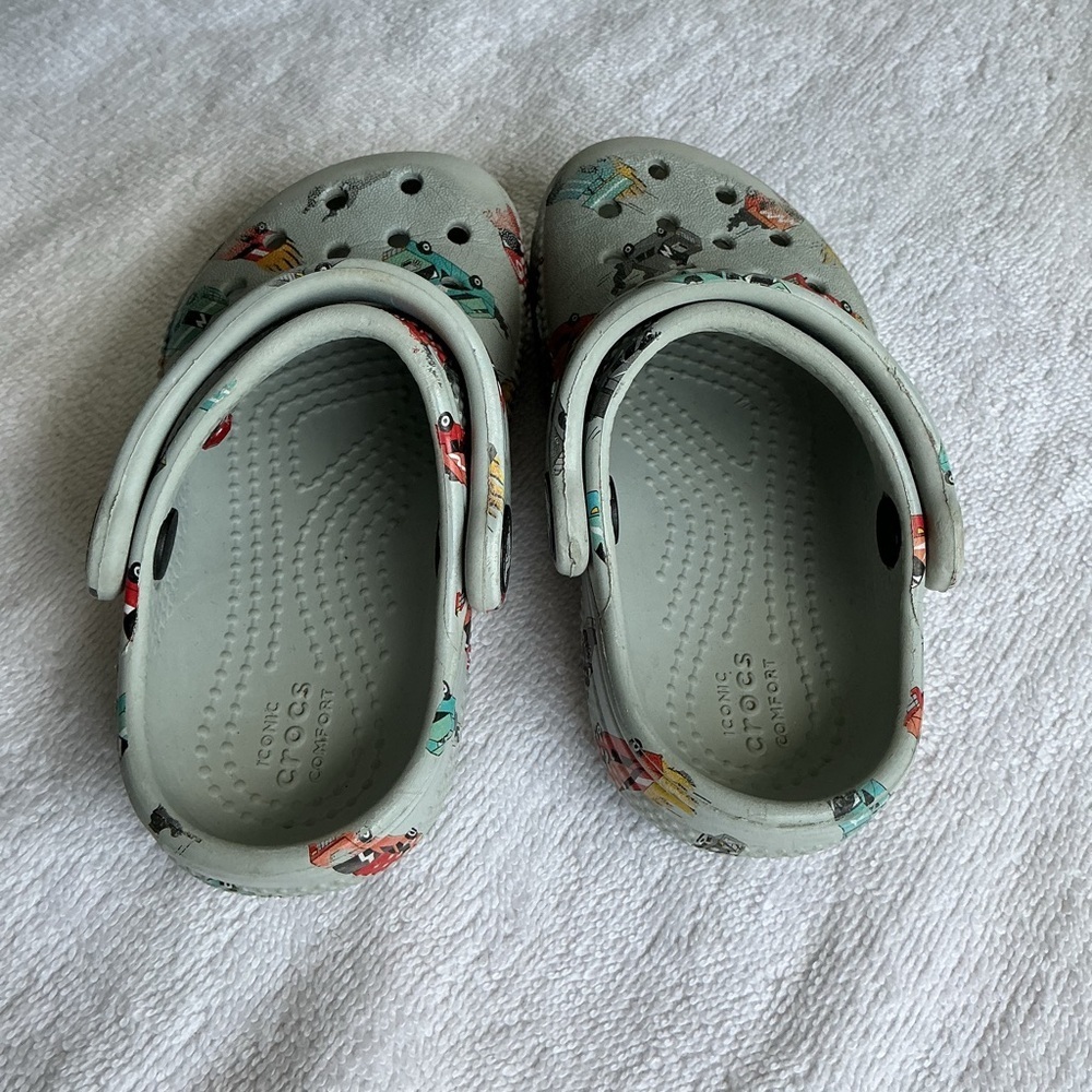 CROCS Kids Water Shoes with Car Print - Picture 4 of 9